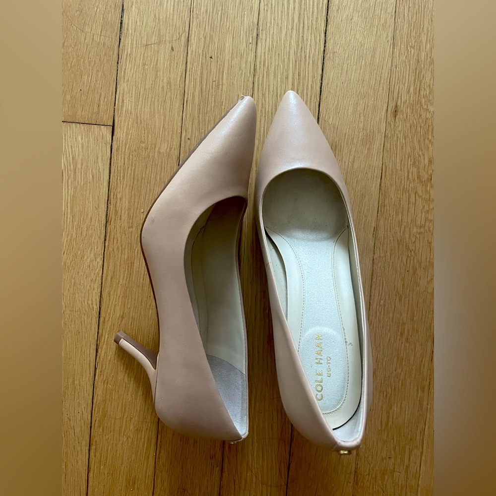Leather pumps